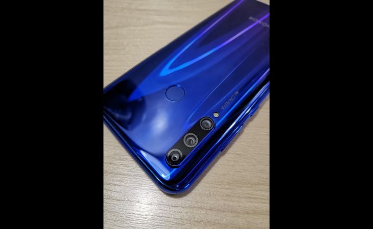 В Сети появились «живые» фото смартфона Honor 10i