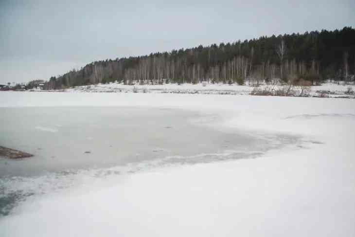 Под Лиозно спасатели сняли со льдины рыбака