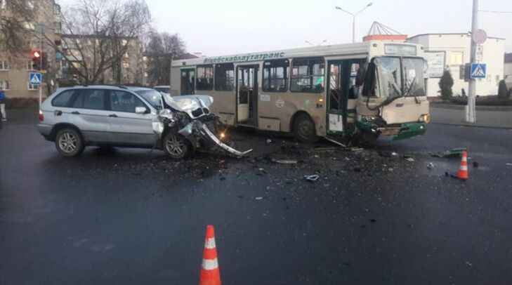 В Полоцке рейсовый автобус столкнулся с кроссовером