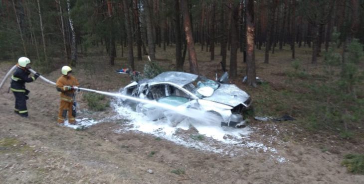 В Ивановском районе легковушка влетела в дерево, трое пострадали