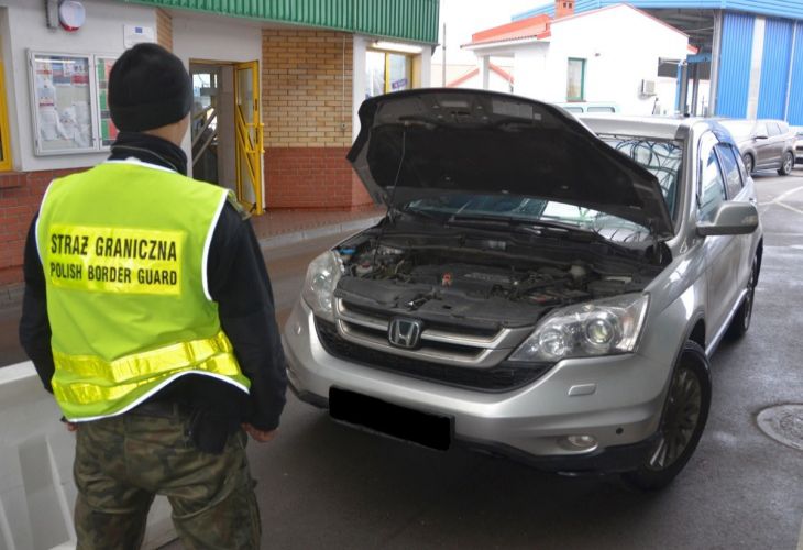 Граждане Беларуси пытались перевезти через польскую границу украденные внедорожник и прицеп