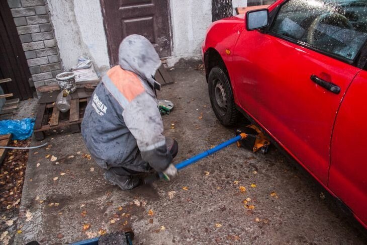 В Малоритском районе сельчанина придавило автомобилем