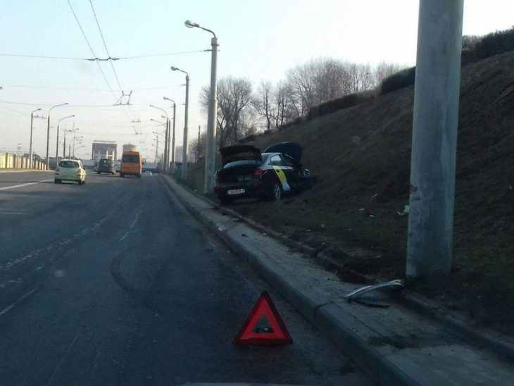 В Минске такси вылетело на обочину и врезалось в столб