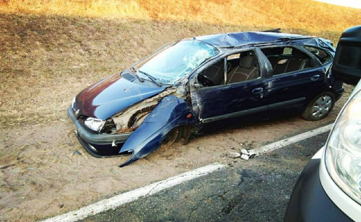 В Барановичском районе из-за лопнувшего колеса несколько раз перевернулась легковушка