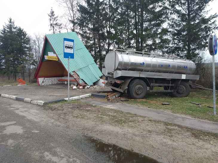 В Малоритском районе автоцистерна врезалась в автобусную остановку