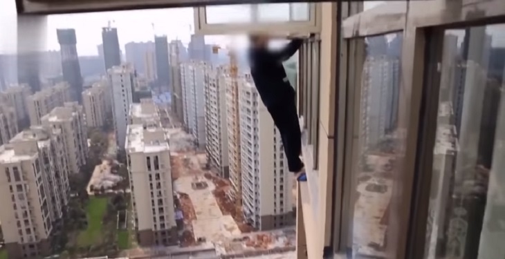 Грабитель пытался сбежать от полиции через окно на 22-м этаже