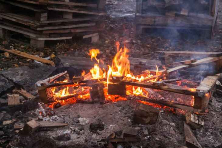 На Витебщине пенсионерка сжигала мусор и лишилась дома, бани и сарая