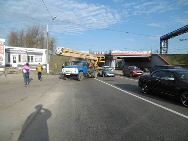 В Витебске автовышка без водителя сбила пешехода