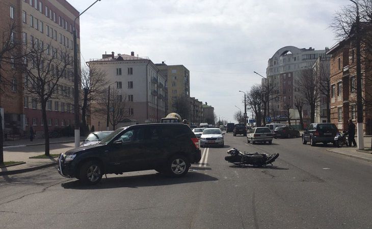 В Могилеве байкер влетел в «Сузуки» и попал в больницу 