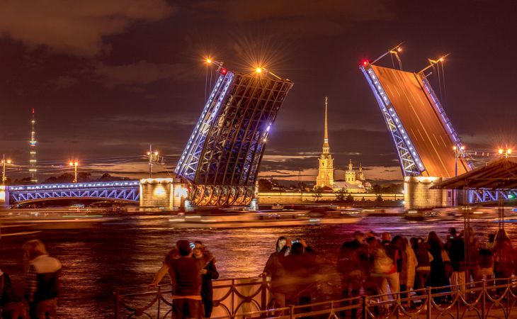 Приключения итальянца в России: турист пытался перепрыгнуть на машине разводной мост в Петербурге