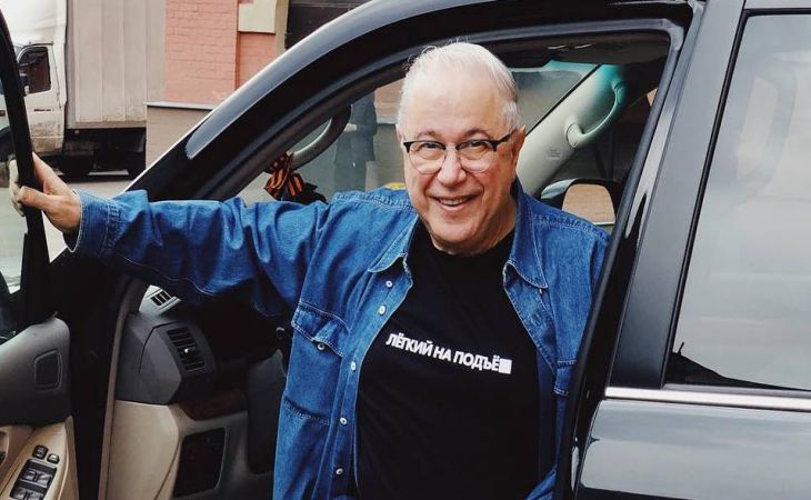 73-летний Петросян позабавил сеть «футболкой с загадкой»