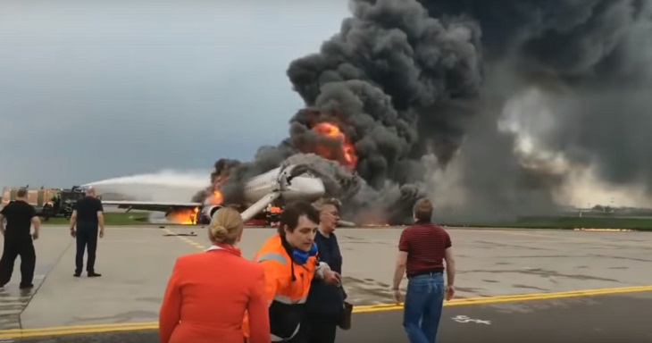 Опубликовано видео эвакуации пилота через окно из горящего SSJ100