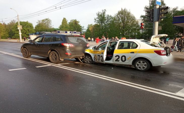 В Могилеве таксист на Renault протаранил два Hyundai