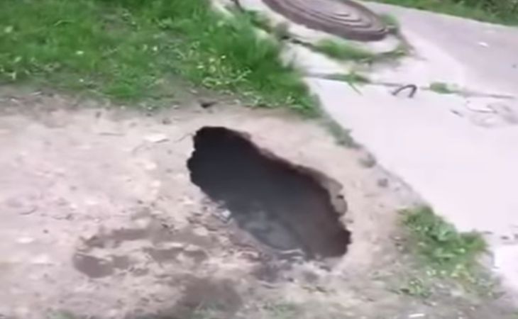 Мужчина провалился в яму с горячей водой по пути в детский сад