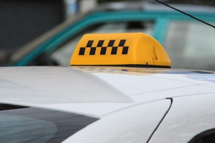 МАРТ: пассажир такси вправе отказаться от оплаты поездки с выключенным таксометром