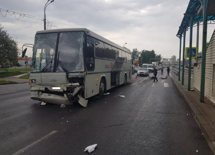 Автобус врезался в несколько машин на выезде из Минска