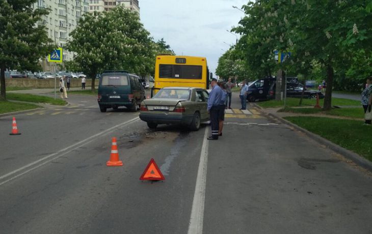 В Минске пьяный водитель врезался в четыре машины и автобус, его задержали очевидцы