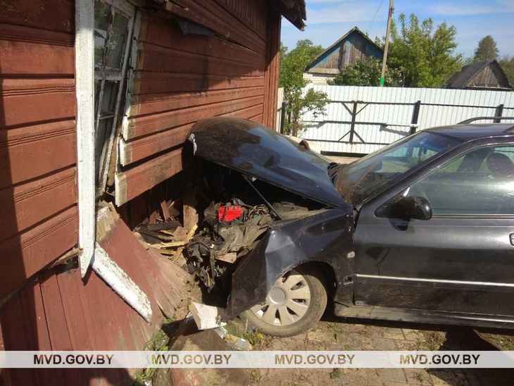 В Осиповичском районе пьяный мужчина угнал Peugeot и едва не разнес жилой дом