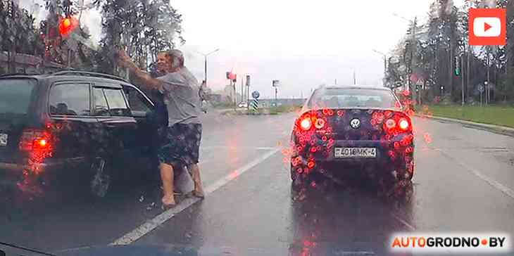 В Гродно двое мужчин из Mercedes станцевали на дороге под дождем