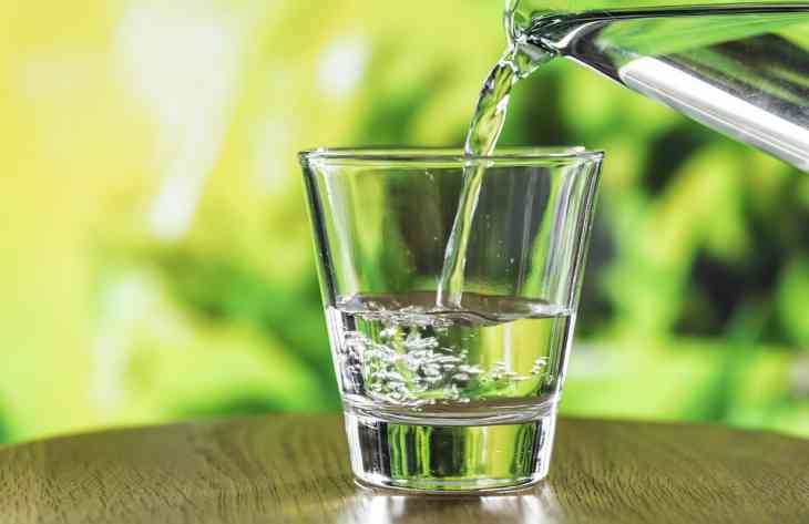 Сколько воды нужно пить в жару: рекомендации врача