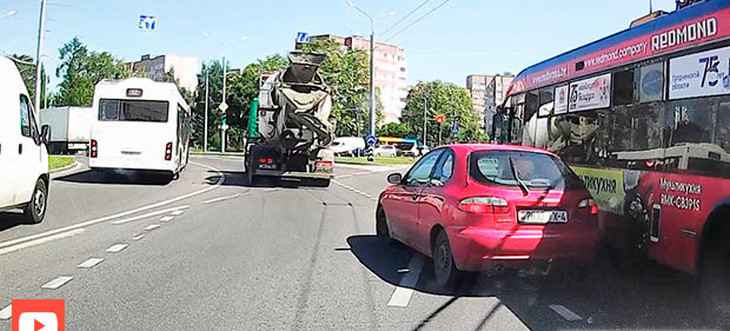 В Гродно водитель троллейбуса подбил на кольце легковушку и поехал дальше