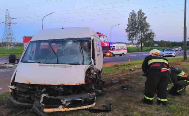 В Смолевичском районе микроавтобус врезался в фонарь: водителя деблокировали спасатели