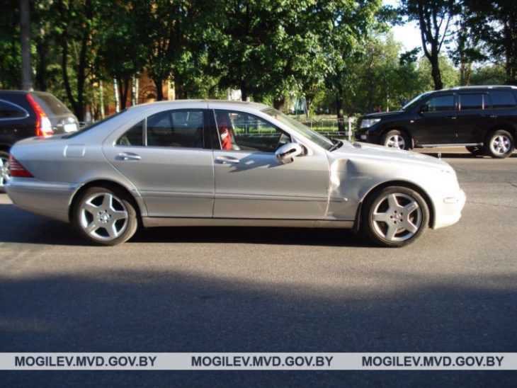  В Могилеве девушка на Mercedes поехала на красный и сбила ребенка