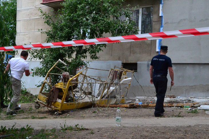 Отделался царапинами. В Минске парень упал с пятого этажа вместе со строительной люлькой