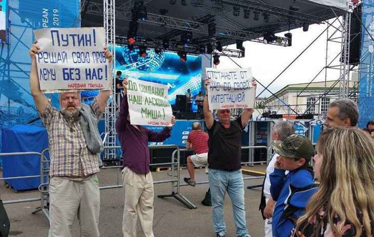 В фан-зоне II Европейских игр задержали пикетчиков, протестовавших против интеграции с Россией