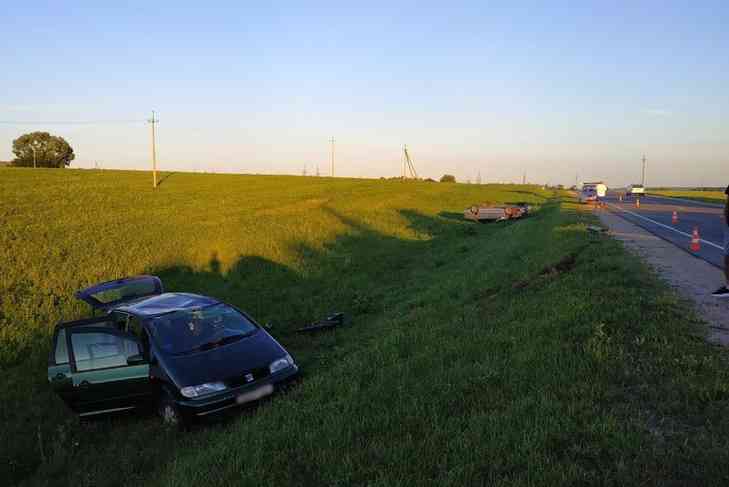 Под Гродно пьяный на Mercedes устроил ДТП и опрокинулся в кювет