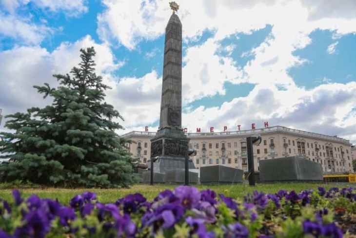 Румас возложил цветы к обелиску на площади Победы в Минске