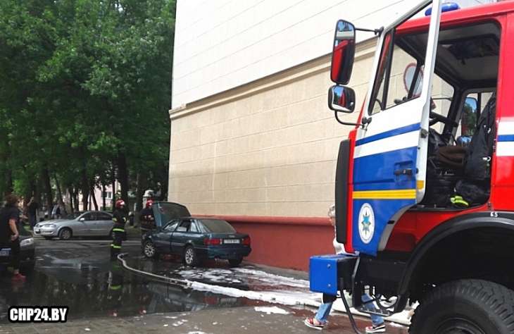 В центре Гомеля внезапно воспламенился автомобиль 