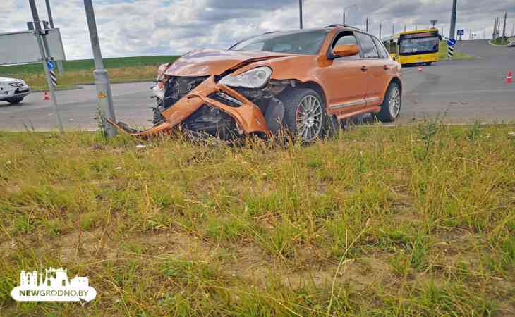 В Гродно столкнулись Porsche и Honda. Пострадала семья с тремя детьми