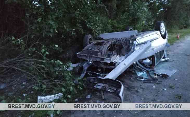 В Барановичском районе Renault врезался в опору ЛЭП: водителя и пассажира выбросило через лобовое стекло