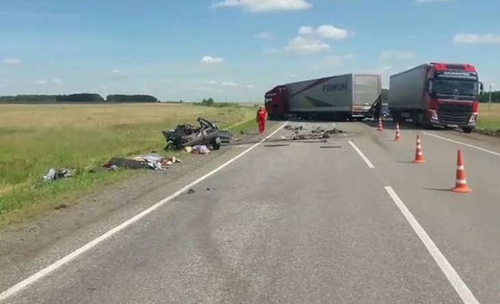 В Сибири под фурой, которой управлял белорус, погибли 4 человека, в том числе ребенок