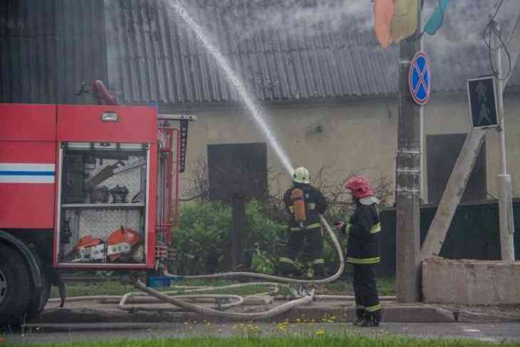 В Барановичах у пенсионерки в гараже сгорел бус 