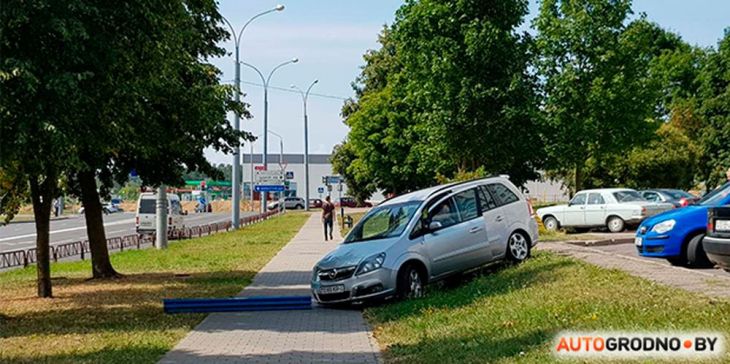 Opel неожиданно вылетел на тротуар прямо перед мамой с коляской в Гродно