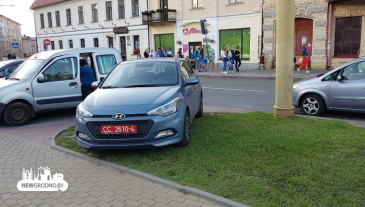 В Гродно автомобиль с номерами польского консульства припарковался на газоне