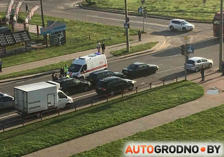 В Гродно столкнулись три машины: одного из водителей зажало между легковушками