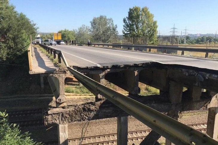 В Харькове обрушился автомобильный мост