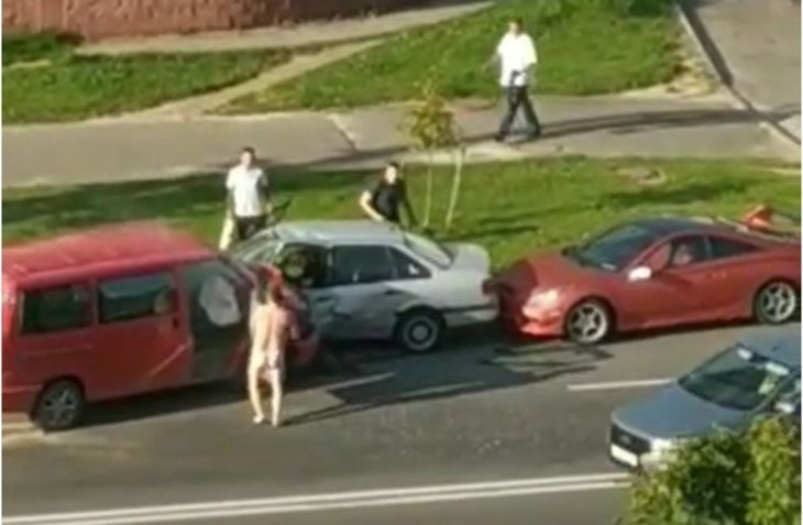 Голый мужчина бегал по улице после ДТП в Минске