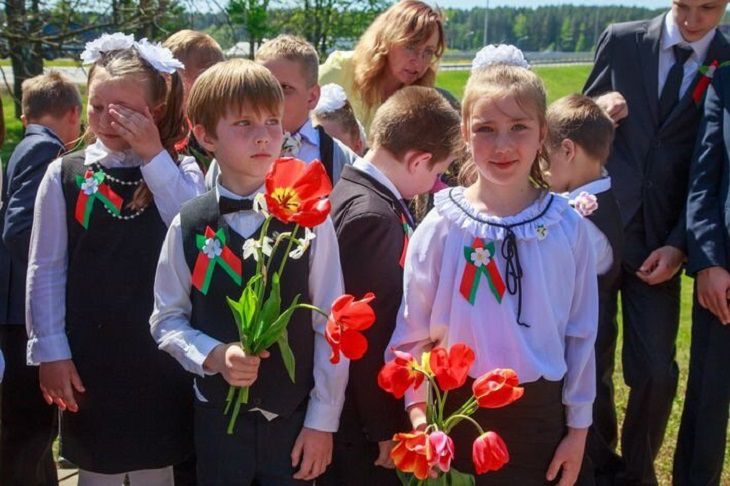 Школьники беларуси. Беларусь для школьников. Белорусские школьники на линейке с флагами. Новый ученик из Белоруссии..