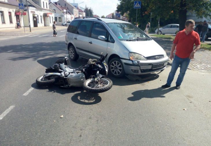 В Кобрине водитель «Форда» отправил байкера в больницу