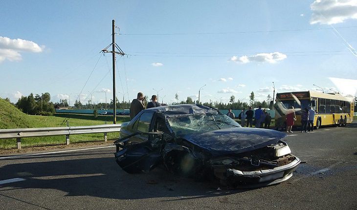 Автобус и легковушка столкнулись на трассе М1, есть пострадавшие