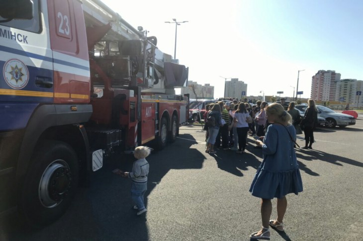 Масштабное учение спасателей прошло в торговом центре Минска. Посмотрите, как это было