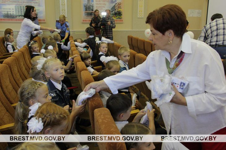 В Бресте школьникам раздали носки с дорожными знаками