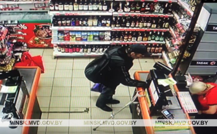 В Минске мужчина расплатился в магазине чужой картой. Его разыскивают