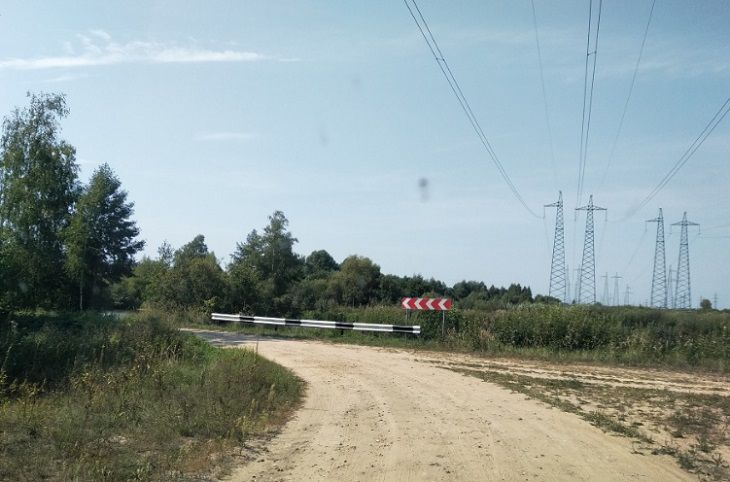 На месте ДТП с пятью погибшими под Белоозерском установили барьерное ограждение и знак «Опасный поворот»