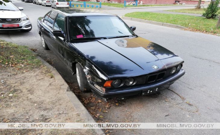 В Молодечно пьяный бесправник на угнанном BMW проехал 4 метра, задел два авто и уснул в салоне