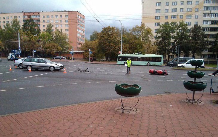 В Минске «Опель» врезался в мотоцикл «Сузуки»: мотоциклист в больнице